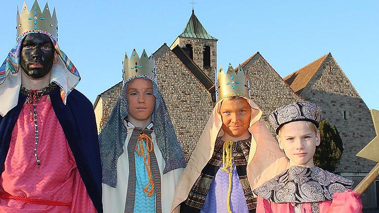 „Öffnet das Haus und öffnet das Tor, die Sternsinger stehen als Boten davor.“ Die vier Reinwandbrüder (von links) Lorenz, Franz, Moritz und Lukas sind in Ebelsbach am Sonntag wieder mit vielen anderen Kindern und Jugendlichen als Kaspar, Melchior, Balthasar und Sternträger unterwegs. Heuer allerdings nur bei der „Generalprobe“ gemeinsam. „Öffnet das Haus und öffnet das Tor, die Sternsinger stehen als Boten davor.“ Die vier Reinwandbrüder (von links) Lorenz, Franz, Moritz und Lukas sind in Ebelsbach am Sonntag wieder mit vielen anderen Kindern und Jugendlichen als Kaspar, Melchior, Balthasar und Sternträger unterwegs. Heuer allerdings nur bei der „Generalprobe“ gemeinsam.