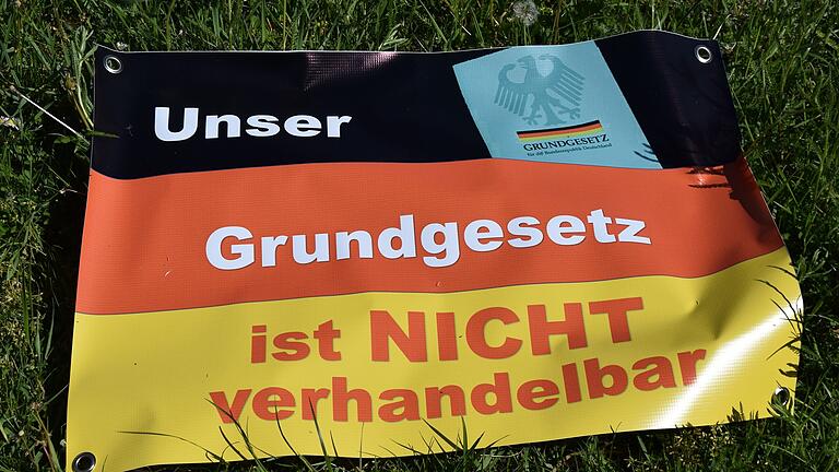 Rund 100 Leute demonstrierten am Samstag in Marktheidenfeld für Grundrechte und Freiheit.