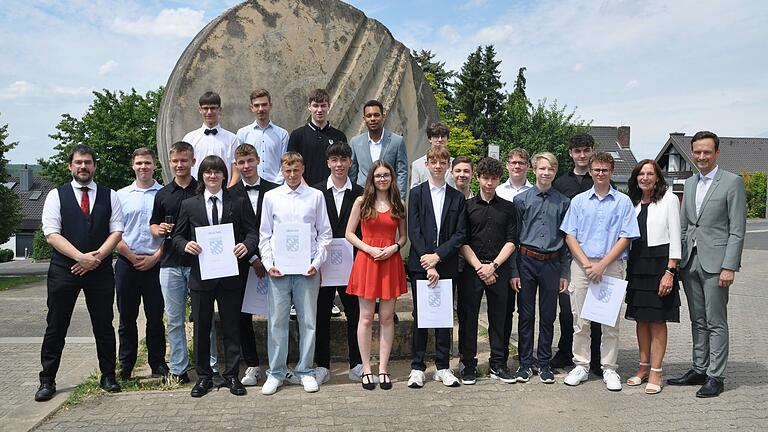 Es ist geschafft: im Bild die erfolgreichen Absolventen der Klasse 10a der Realschule Schonungen mit Klassenlehrer Bernhard Ruckdäschel (links) sowie Landrat Florian Töpper (rechts). Vordere Reihe Alexander Wagner (von links), Lukas Göbel, Matthias Fischer, Simon Günther, Mike Schilbert, Luca Keller, Emma Herbert, Mika Reuß, Dustin Hümpfer, Leon Reusch, Nick Schima, Nikolas Kohnle, Julian Englert, Ilias Stefanis, hintere Reihe von links Jonas Eichelmann, Joshua Kästner, Johannes Michallick, Cedric Schöpf und Aimilios Christaki. Es ist geschafft: im Bild die erfolgreichen Absolventen der Klasse 10a der Realschule Schonungen mit Klassenlehrer Bernhard Ruckdäschel (links) sowie Landrat Florian Töpper (rechts). Vordere Reihe Alexander Wagner (von links), Lukas Göbel, Matthias Fischer, Simon Günther, Mike Schilbert, Luca Keller, Emma Herbert, Mika Reuß, Dustin Hümpfer, Leon Reusch, Nick Schima, Nikolas Kohnle, Julian Englert, Ilias Stefanis, hintere Reihe von links Jonas Eichelmann, Joshua Kästner, Johannes Michallick, Cedric Schöpf und Aimilios Christaki.