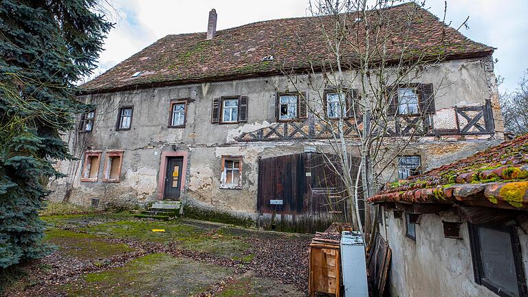 250.000 Euro ist die Verkaufbasis für das Wasserschloss in Knetzgau. Deutlich teurer dürfte die Sanierung kommen. Doch dafür gibt es zahlreiche Fördermöglichkeiten.