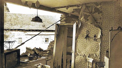 Besondere Tragik: Nur wenige Monate bevor Anton Tippelt am 12. Dezember 1983 in Gerolzhofen umgebracht wurde, hatte er mit schweren Verbrennungen eine Gasexplosion am 4. Mai in der Küche seiner damaligen Wohnung in der Entengasse überlebt. Besondere Tragik: Nur wenige Monate bevor Anton Tippelt am 12. Dezember 1983 in Gerolzhofen umgebracht wurde, hatte er mit schweren Verbrennungen eine Gasexplosion am 4. Mai in der Küche seiner damaligen Wohnung in der Entengasse überlebt.