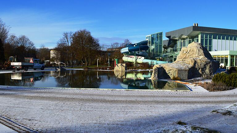 Still ruht der See: Auch wenn der Heilwassersee den Winter über nicht genutzt werden kann, dürfte er doch wieder zu steigenden Besucherzahlen in der Frankentherme beigetragen haben. Still ruht der See: Auch wenn der Heilwassersee den Winter über nicht genutzt werden kann, dürfte er doch wieder zu steigenden Besucherzahlen in der Frankentherme beigetragen haben.