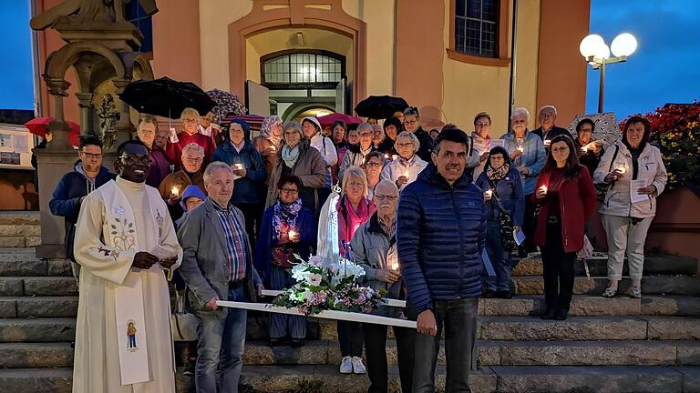 Trotz Regen machten sich die Gläubigen mit der beleuchteten  Fatima-Madonna auf den Weg durch Bad Brückenau.  Pfarrer  Fidelis  Bayo Kwazu lädt einmal im Monat zu Fatima-Andachten ein. Die Prozession  ist der Jahreshöhepunkt der Andachten. Foto: Marion Eckert       -  Trotz Regen machten sich die Gläubigen mit der beleuchteten  Fatima-Madonna auf den Weg durch Bad Brückenau.  Pfarrer  Fidelis  Bayo Kwazu lädt einmal im Monat zu Fatima-Andachten ein. Die Prozession  ist der Jahreshöhepunkt der Andachten. Foto: Marion Eckert