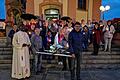 Trotz Regen machten sich die Gläubigen mit der beleuchteten  Fatima-Madonna auf den Weg durch Bad Brückenau.  Pfarrer  Fidelis  Bayo Kwazu lädt einmal im Monat zu Fatima-Andachten ein. Die Prozession  ist der Jahreshöhepunkt der Andachten. Foto: Marion Eckert       -  Trotz Regen machten sich die Gläubigen mit der beleuchteten  Fatima-Madonna auf den Weg durch Bad Brückenau.  Pfarrer  Fidelis  Bayo Kwazu lädt einmal im Monat zu Fatima-Andachten ein. Die Prozession  ist der Jahreshöhepunkt der Andachten. Foto: Marion Eckert