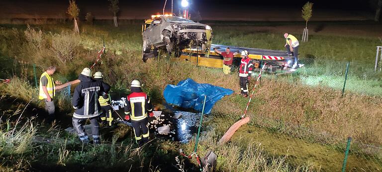 Das Wrack wurde mit einem Kran aus dem Wassergraben gehoben. Die Feuerwehr legte zu beiden Seiten Ölsperren. Das Wrack wurde mit einem Kran aus dem Wassergraben gehoben. Die Feuerwehr legte zu beiden Seiten Ölsperren.