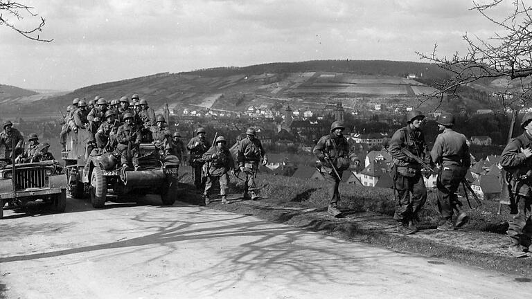 US-Infanterie im Frühjahr 1945 beim Vormarsch im Taubertal von Mergentheim aus tauberaufwärts.