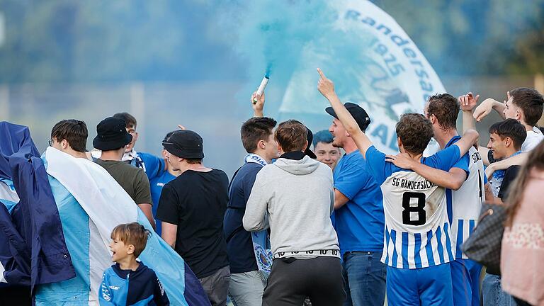 Spieler und Fans der SG Randersacker feiern den Aufstieg in die Kreisliga. Spieler und Fans der SG Randersacker feiern den Aufstieg in die Kreisliga.