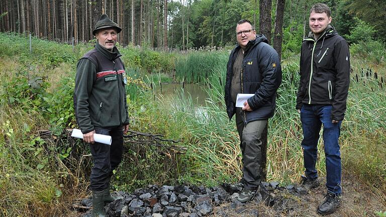 Vor einem Feuchtbiotop im Wald bei Ostheim: Revierförster Bernhard Streck (von links), Bürgermeister Alexander Bergmann und Naturpark-Geschäftsführer Lukas Bandorf . Vor einem Feuchtbiotop im Wald bei Ostheim: Revierförster Bernhard Streck (von links), Bürgermeister Alexander Bergmann und Naturpark-Geschäftsführer Lukas Bandorf .