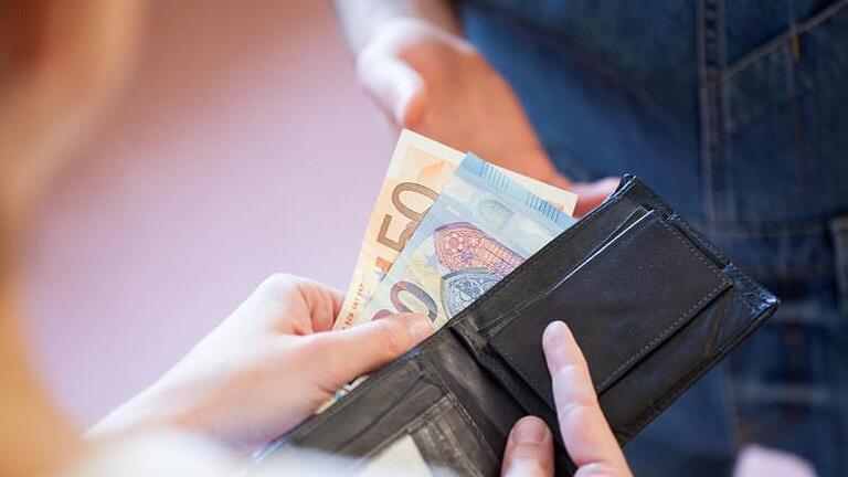 Wer die Handwerkerrechnung gleich bar bezahlt, hat später unter Umständen Schwierigkeiten sein Geld zurückzubekommen. Foto: Christin Klose/dpa-tmn - Haustürgeschäfte mit vermeintlichen Handwerkern versprechen zunächst oft Schnäppchen, können aber teuer werden. Wer die Handwerkerrechnung gleich bar bezahlt, hat später unter Umständen Schwierigkeiten sein Geld zurückzubekommen. Foto: Christin Klose/dpa-tmn - Haustürgeschäfte mit vermeintlichen Handwerkern versprechen zunächst oft Schnäppchen, können aber teuer werden.