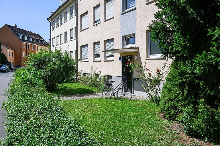 So ähnlich wie dieser Vorgarten am Nachbarhaus sah auch der Vorgarten aus, dessen Bepflanzung jetzt entfernt worden ist. So ähnlich wie dieser Vorgarten am Nachbarhaus sah auch der Vorgarten aus, dessen Bepflanzung jetzt entfernt worden ist. 