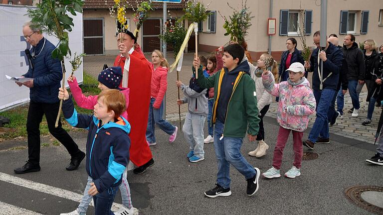 Feierlicher Prozessionszug von der Laurentiuskirche zur Kirche St. Josef. Die neuen Kommunionkinder begleiteten Pfarrer Becker mit bunt geschmückten Palmbuschen. Feierlicher Prozessionszug von der Laurentiuskirche zur Kirche St. Josef. Die neuen Kommunionkinder begleiteten Pfarrer Becker mit bunt geschmückten Palmbuschen.
