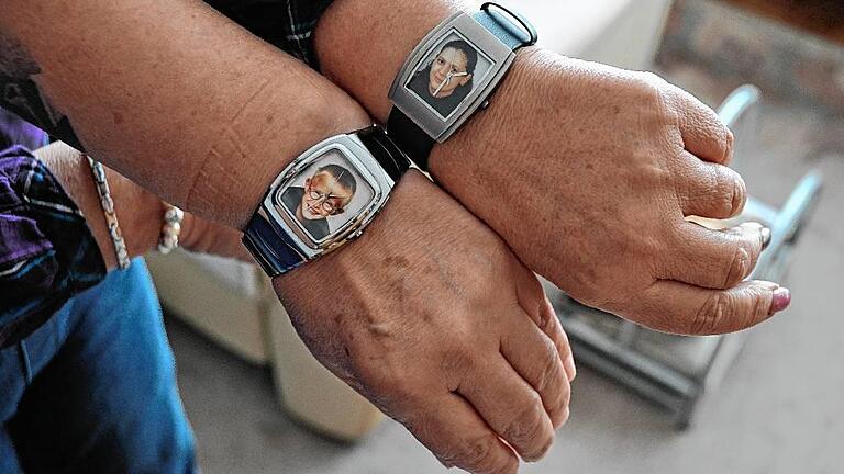 Immer, wenn Lorita Weippert und Karin Bayer auf die Uhr schauen, sehen sie die Gesichter ihrer Kinder. Immer, wenn Lorita Weippert und Karin Bayer auf die Uhr schauen, sehen sie die Gesichter ihrer Kinder.