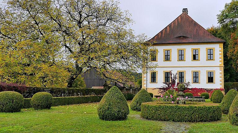 Walisische Harfenmusik im Schloss Weißenbrunn       -  (em)   Maximilian Ehrhardt gastiert am Samstag, 2. Februar, und Sonntag, 3. Februar, jeweils um 17 Uhr im Schloss Weißenbrunn (im Bild) mit seinen historischen Harfen unter dem Titel &bdquo;None But The Brave &ndash; Walisische Harfenvirtuosen in Händels London&ldquo;. Darauf weist Theresa Ott vom Tourismusverein Haßberge in einer Pressemitteilung hin. Seit Jahrhunderten sei die Harfe das Nationalinstrument Wales'. Ihre Schönheit in Form und Klang ziehe seit jeher die Zuhörer in ihren Bann, woraufhin zahlreiche Mythen und Sagen rund um das Instrument entstanden seien. Im späten 17. und 18. Jahrhundert seien viele walisische Harfenisten nach London, wo sie nach und nach ihre traditionellen walisischen Lieder mit populärer englischer Musik und Opernarien ersetzten. Maximilian Ehrhardt, einer der international führenden Spezialisten für historische Harfen, entdeckte 2015 in der walisischen Nationalbibliothek in Aberystwyth eine besondere Sammlung mit Harfenmusik des 18. Jahrhunderts. Diese drei Bände enthalten über hundert bisher unbekannte Kompositionen für die Harfe. Neben Solowerken und Transkriptionen bekannter Komponisten wie Arcangelo Corelli, Antonio Vivaldi, Georg Friedrich Händel und Johann Adolph Hasse finden sich Variationsreihen über walisische Lieder von John Parry sowie zahlreiche anonyme Werke. Nach über 300 Jahren wird diese Sammlung nun erstmalig wiederaufgeführt. Nach dem Konzert gibt es einen traditionellen walisischen Cawl, der mit Angus-Rind und Wintergemüsen zubereitet wird. Karten für das Konzert gibt es im Vorverkauf per E-Mail an karten@schloss-weissenbrunn.de oder unter ? (0 95 31) 94 48 660.