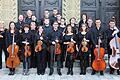 Das Kitzinger Kammerorchester vor der Alten Synagoge: Am 28. September eröffnet das Orchester mit den Herbstserenaden das neue Kulturprogramm.