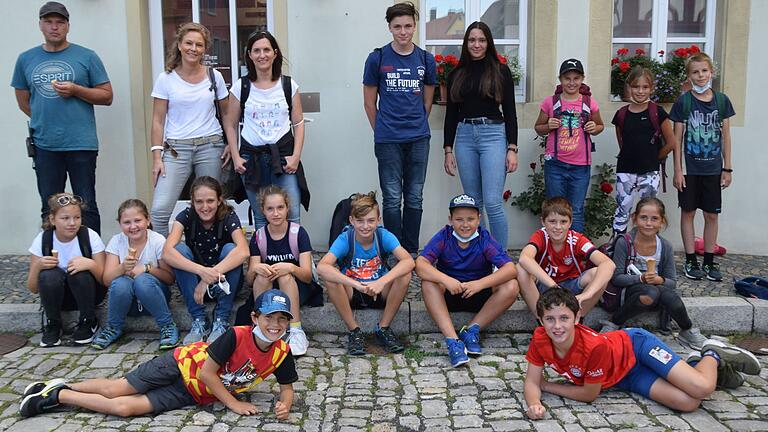 Zu einem Gruppenfoto trafen sich die Feuerwehrferienspaßteilnehmer der Geocachingtour in Prichsenstadt. Zu einem Gruppenfoto trafen sich die Feuerwehrferienspaßteilnehmer der Geocachingtour in Prichsenstadt.