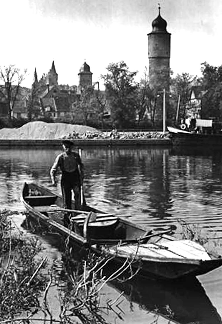 Georg Grünewald, hier in einer Aufnahme aus dem Jahr 1956, war einer der letzten hauptberuflichen Fischer und Sandschöpfer in Ochsenfurt Georg Grünewald, hier in einer Aufnahme aus dem Jahr 1956, war einer der letzten hauptberuflichen Fischer und Sandschöpfer in Ochsenfurt