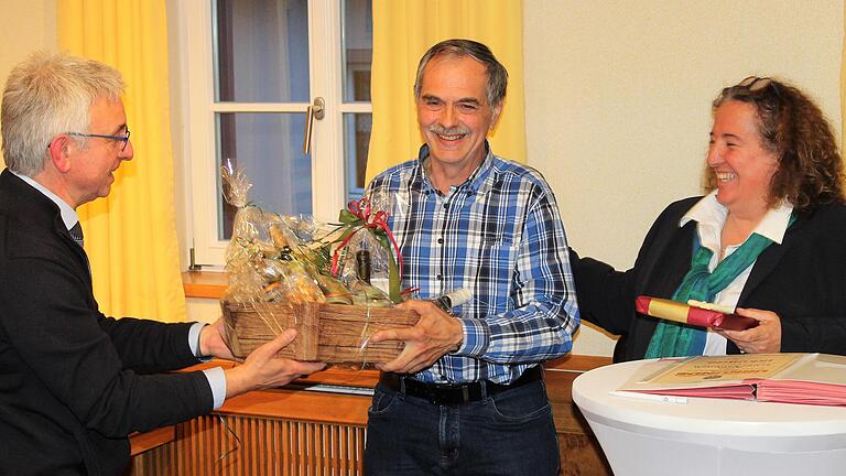 Ein besonderes Dankeschön bekam Arno Scheckenbach (Mitte) für sein couragiertes Eingreifen beim Kapellenbrand in Sommerach von Bürgermeisterin Elisabeth Drescher und Urban Östreicher. Ein besonderes Dankeschön bekam Arno Scheckenbach (Mitte) für sein couragiertes Eingreifen beim Kapellenbrand in Sommerach von Bürgermeisterin Elisabeth Drescher und Urban Östreicher.