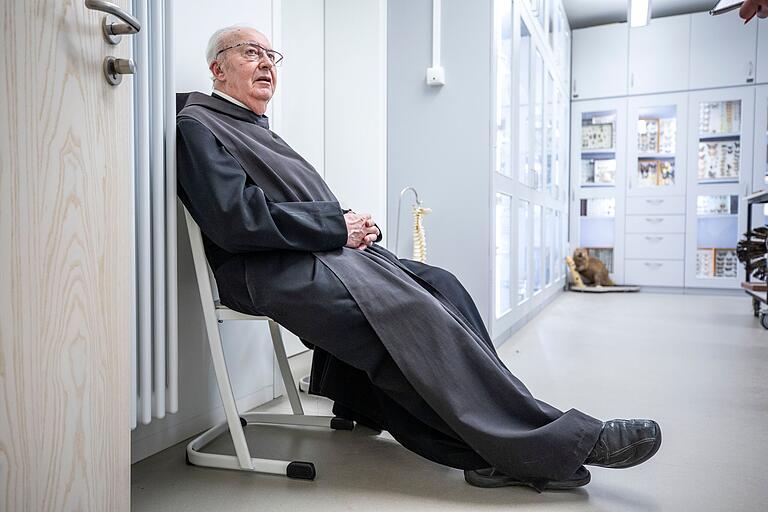 Mehr als in der Biologischen Sammlung hält sich Pater Franziskus heute im Klosterarchiv auf, seiner zweiten großen Leidenschaft. Mehr als in der Biologischen Sammlung hält sich Pater Franziskus heute im Klosterarchiv auf, seiner zweiten großen Leidenschaft.