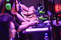 Computerspielerinnen bei der Gamescom       -  Computerspielerinnen und Computerspieler sitzen im August 2024 bei der Messe Gamescom vor Bildschirmen.