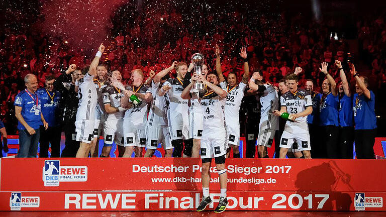 Poklasieg       -  Die Kieler Mannschaft feiert den Gewinn des DHB-Pokals. Foto: Axel Heimken