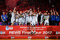 Poklasieg       -  Die Kieler Mannschaft feiert den Gewinn des DHB-Pokals. Foto: Axel Heimken