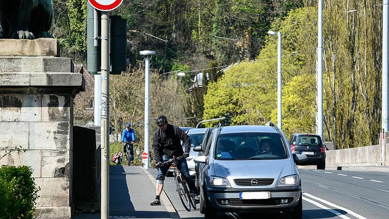 Auf der Löwenbrücke in Würzburg sind schwierige Verkehrsverhältnisse, vor allem für Fahrradfahrer. Jetzt präsentierte Stadtbaurat Schneider eine Lösung für das Problem.