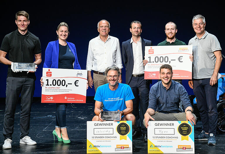 Brot, Fahrrad, Gesundheit: Diese Startups haben den Würzburger Startup-Preis gewonnen.
Die Initiative Gründen@Würzburg und die Wirtschaftsjunioren Würzburg haben zum siebten Mal den Würzburger Startup-Preis in den Kategorien Local und Global ausgelobt. v.l. Johannes Brätz, Ute Dörr, Kurt Groh, Stefan Wiesner, Dennis Krcek, Gunther Schunk, vorne v.l. Stefan Dietrich, Kilian Brätz Brot, Fahrrad, Gesundheit: Diese Startups haben den Würzburger Startup-Preis gewonnen.
Die Initiative Gründen@Würzburg und die Wirtschaftsjunioren Würzburg haben zum siebten Mal den Würzburger Startup-Preis in den Kategorien Local und Global ausgelobt. v.l. Johannes Brätz, Ute Dörr, Kurt Groh, Stefan Wiesner, Dennis Krcek, Gunther Schunk, vorne v.l. Stefan Dietrich, Kilian Brätz