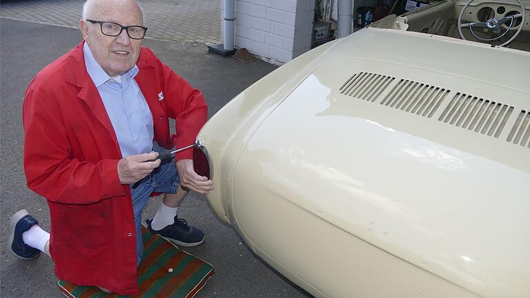 Restaurieren von Oldtimern ist die große Leidenschaft von Karl-Heinz Erk, der am Sonntag 80 Jahre alt wird. Restaurieren von Oldtimern ist die große Leidenschaft von Karl-Heinz Erk, der am Sonntag 80 Jahre alt wird.