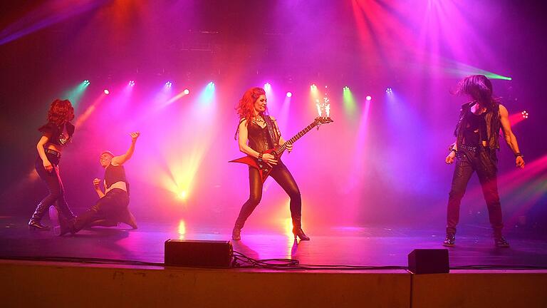 Mit 'We will Rock you' fand die Musical-Show ihren Höhepunkt und die vier Bühnenstars schlüpften abwechselnd in die Rolle von Freddie Mercury. Mit 'We will Rock you' fand die Musical-Show ihren Höhepunkt und die vier Bühnenstars schlüpften abwechselnd in die Rolle von Freddie Mercury.