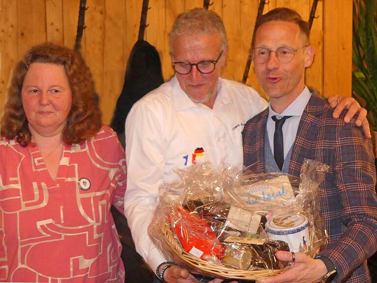 Sie bilden die Spitzen der Städtepartnerschaften, die Komitee-Vorsitzenden Anja Hümpfner aus Gerolzhofen (von links) und Philippe Ory aus Mamers. Mit im Bild Gerolzhofens Bürgermeister Thorsten Wozniak. Sie bilden die Spitzen der Städtepartnerschaften, die Komitee-Vorsitzenden Anja Hümpfner aus Gerolzhofen (von links) und Philippe Ory aus Mamers. Mit im Bild Gerolzhofens Bürgermeister Thorsten Wozniak.