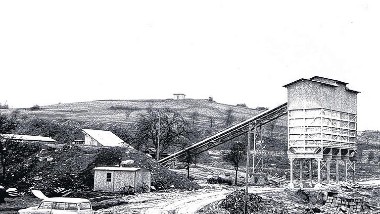 Da ging's hart zur Sache: Die Brecheranlage brachte die ungleichen Felsbrocken auf den Rost eines Hammerwerkes und zerschlug sie. Da ging's hart zur Sache: Die Brecheranlage brachte die ungleichen Felsbrocken auf den Rost eines Hammerwerkes und zerschlug sie.