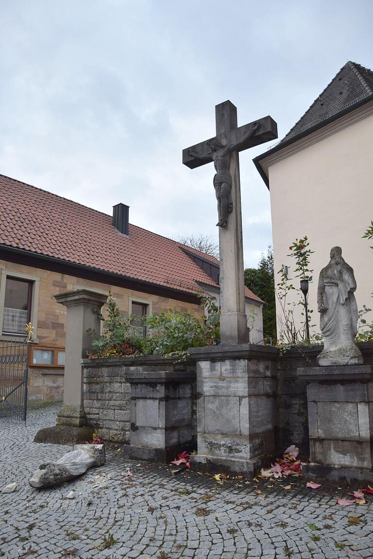 Die Marienfigur der Schallfelder Kreuzigungsgruppe wurde durch ein durch die Luft fliegendes Trampolin zu Boden geworfen und zerstört. Die Marienfigur der Schallfelder Kreuzigungsgruppe wurde durch ein durch die Luft fliegendes Trampolin zu Boden geworfen und zerstört. 