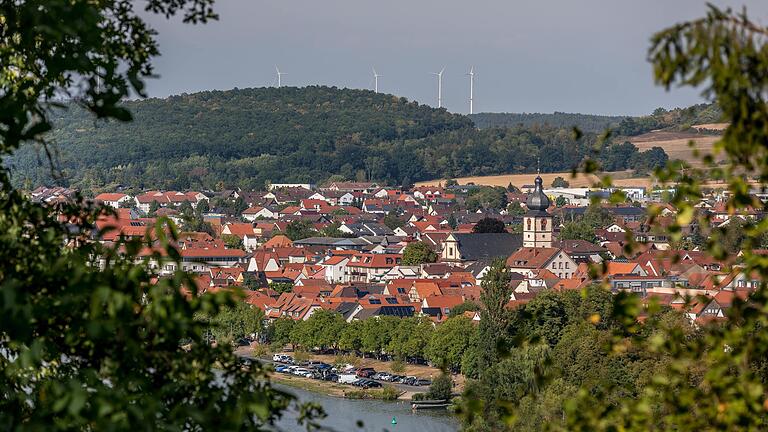 Unterwegs auf dem Kulturweg 'Über sieben Hügel kannst Du geh'n' in Marktheidenfeld. Für die Mühen des steilen Aufstiegs am Dillberg werden Wanderer mit einem besonderen Ausblick auf die Altstadt, den Mainkai und den Fluss belohnt (Archivfoto). Unterwegs auf dem Kulturweg 'Über sieben Hügel kannst Du geh'n' in Marktheidenfeld. Für die Mühen des steilen Aufstiegs am Dillberg werden Wanderer mit einem besonderen Ausblick auf die Altstadt, den Mainkai und den Fluss belohnt (Archivfoto).