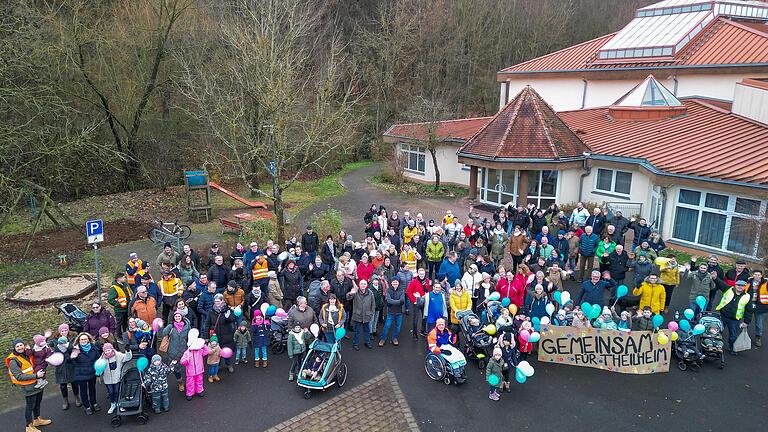 Rund 200 Menschen hatten Mitte Dezember an einer friedlichen Demo in Theilheim teilgenommen. Die&nbsp;CSU in Stadt und Landkreis sieht die Belastungsgrenze der Kommunen erreicht und fordert die Bundesregierung nun zum Handeln auf.
