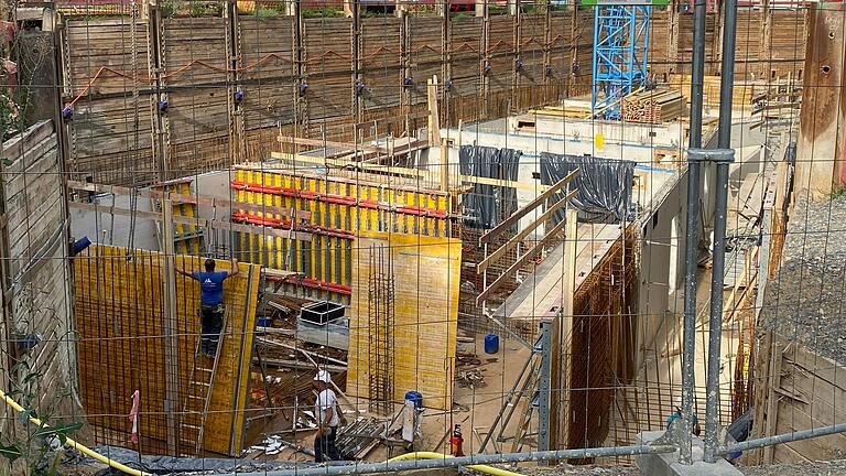 Die Baugrube hinter dem Theater für die Erweiterung mit verschiedenen Funktionsräumen im Keller schreitet schnell voran. Derzeit werden die Vorbereitungen für die Betonwände getroffen.