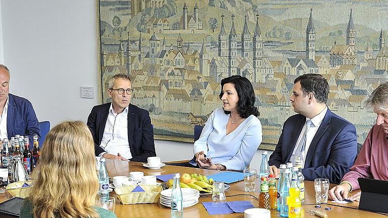 Redaktionsbesuch von Dorothee Bär (Mitte), der Staatsministerin für Digitalisierung. Mit im Bild (von links) Reporter Michael Czygan, Chefredakteur Michael Reinhard, Bär-Mitarbeiter Paul-Bernhard Wagner und Leitender Redakteur Folker Quack. Redaktionsbesuch von Dorothee Bär (Mitte), der Staatsministerin für Digitalisierung. Mit im Bild (von links) Reporter Michael Czygan, Chefredakteur Michael Reinhard, Bär-Mitarbeiter Paul-Bernhard Wagner und Leitender Redakteur Folker Quack.