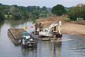 Die Bagger stehen auf Pontons und arbeiten sich vom Wasser aus vorwärts. Das Abbruchmaterial wird auf sogenannte Schuten verladen, die es zum Umschlagplatz nach Grafenrheinfeld transportieren.   Foto: Günter Hübner       -  Die Bagger stehen auf Pontons und arbeiten sich vom Wasser aus vorwärts. Das Abbruchmaterial wird auf sogenannte Schuten verladen, die es zum Umschlagplatz nach Grafenrheinfeld transportieren.   Foto: Günter Hübner