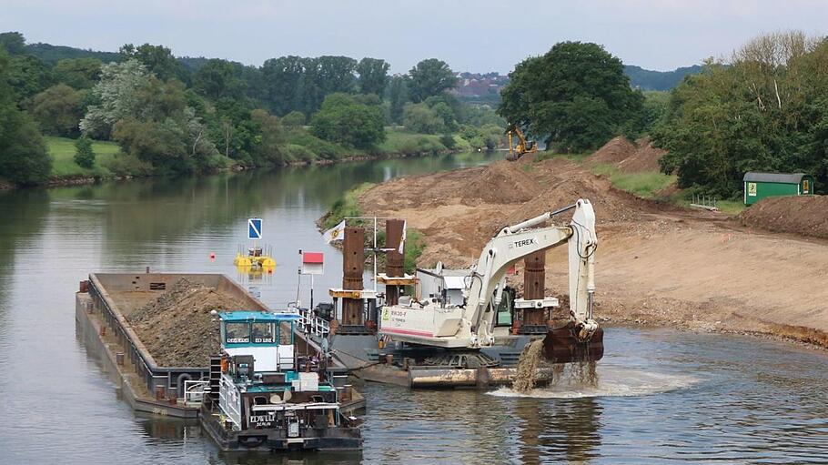 Die Bagger stehen auf Pontons und arbeiten sich vom Wasser aus vorwärts. Das Abbruchmaterial wird auf sogenannte Schuten verladen, die es zum Umschlagplatz nach Grafenrheinfeld transportieren.   Foto: Günter Hübner       -  Die Bagger stehen auf Pontons und arbeiten sich vom Wasser aus vorwärts. Das Abbruchmaterial wird auf sogenannte Schuten verladen, die es zum Umschlagplatz nach Grafenrheinfeld transportieren.   Foto: Günter Hübner