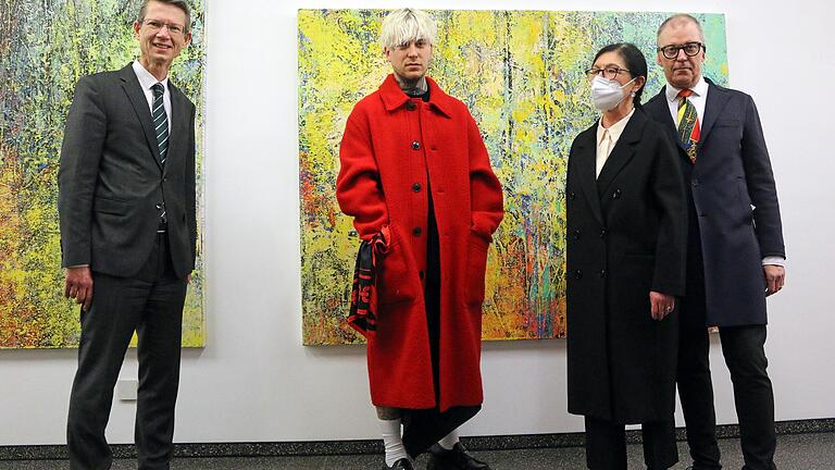 Bei der Eröffnung von 'Alexander Höller Expansion' (von links): Oberbürgermeister Sebastian Remelé, Alexander Höller, Iris Muffert-König und Stefan Muffert vom Kunstverein Schweinfurt. Bei der Eröffnung von 'Alexander Höller Expansion' (von links): Oberbürgermeister Sebastian Remelé, Alexander Höller, Iris Muffert-König und Stefan Muffert vom Kunstverein Schweinfurt.