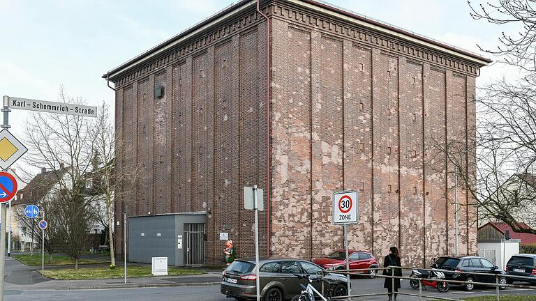 An der Ernst-Sachs-Straße in Schweinfurt liegt der 1941 gebaute Hochbunker, der den Schweinfurtern als 'Fichtel- und Sachs-Bunker' bekannt ist. Das Gebäude ist fast zwanzig Meter hoch, verfügt über zwei bis drei Meter dicke Außenmauern und ein Beton-Flachdach. An der Ernst-Sachs-Straße in Schweinfurt liegt der 1941 gebaute Hochbunker, der den Schweinfurtern als 'Fichtel- und Sachs-Bunker' bekannt ist. Das Gebäude ist fast zwanzig Meter hoch, verfügt über zwei bis drei Meter dicke Außenmauern und ein Beton-Flachdach.