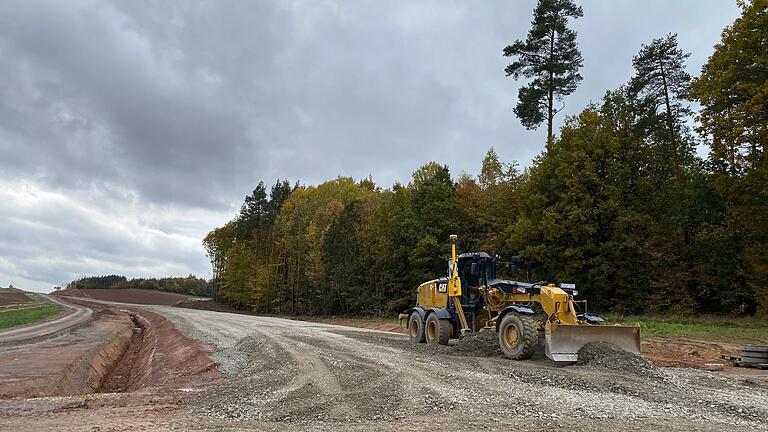 Bis zur Abzweigung nach Unterwaldbehrungen (links im Hintergrund) und weiter zum Ostheimer Weg bei Frickenhausen sind die Arbeiten an der Trasse der Staatsstraße 2292 fortgeschritten. Bis zur Abzweigung nach Unterwaldbehrungen (links im Hintergrund) und weiter zum Ostheimer Weg bei Frickenhausen sind die Arbeiten an der Trasse der Staatsstraße 2292 fortgeschritten.