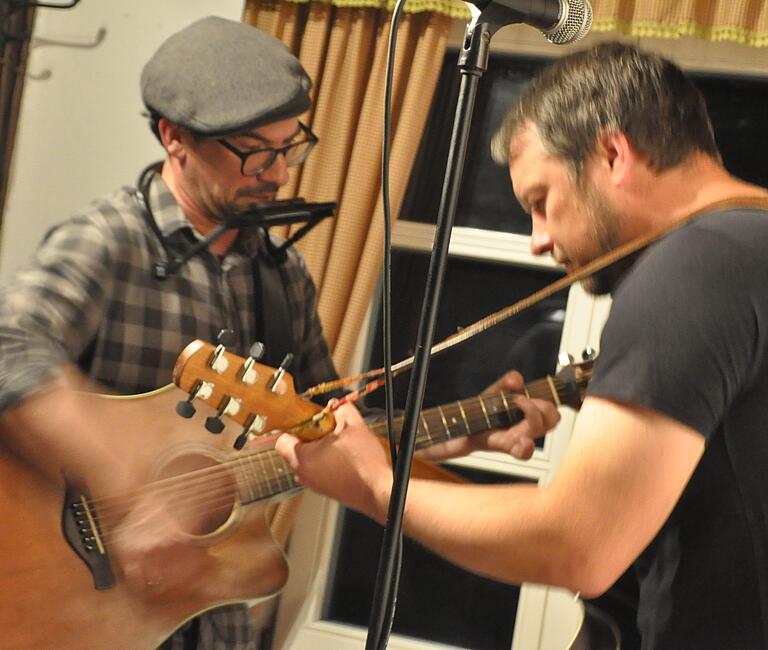 Sind seit Anfang der Akustik-Rocknächte dabei: Döner & Mark, bestehend aus Mark Hatfield und Konstantin Vey (rechts). Sind seit Anfang der Akustik-Rocknächte dabei: Döner & Mark, bestehend aus Mark Hatfield und Konstantin Vey (rechts).