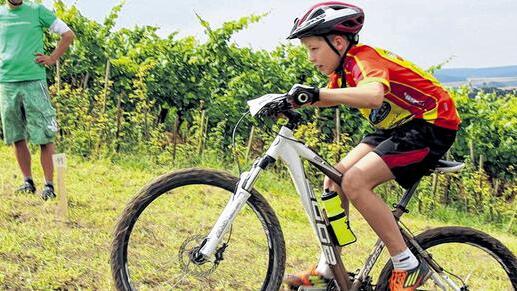 Immer reintreten: Henry Fischer beim Uphill im Weinberg. Immer reintreten: Henry Fischer beim Uphill im Weinberg.
