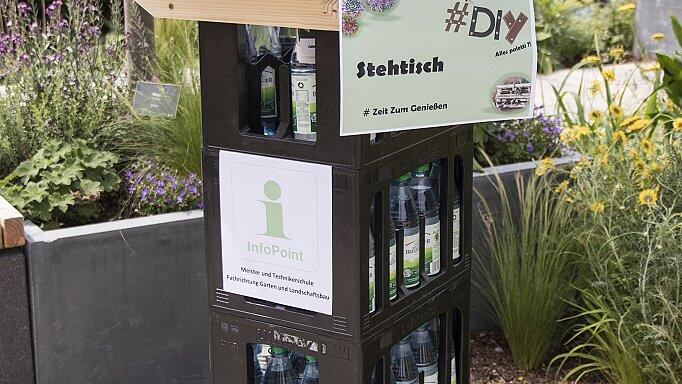 Wasserkastenstehtisch• Dieser Tisch ist beim gemeinsamen WM-Schauen oder bei jeder Gartenparty beliebt: ein Stehtisch wahlweise aus Wasser- oder aus Bierkästen.• Man benötigt vier Wasser- oder Bierkästen, eine einfache Holzplatte, Kanthölzer und Werkzeuge.• Zuerst eine runde Platte mit einem Durchmesser von etwa 80 Zentimetern aus Holz aussägen.• Aus Kanthölzern einen Rahmen für den Kastenturm erstellen (Innenmaß 30 mal 40 Zentimeter). Den Rahmen dann mittig auf die Unterseite der Tischplatte montieren. Bei Bedarf kann einen Öffnung in Größe des Wasser- oder Bierkastens in die Tischplatte gesägt werden, damit man später Zugriff auf die Flaschen hat.• Fertige Tischplatte auf vier aufeinander gestapelte Kästen auflegen. Fertig!Bildtext Wasserkastenstehtisch• Dieser Tisch ist beim gemeinsamen WM-Schauen oder bei jeder Gartenparty beliebt: ein Stehtisch wahlweise aus Wasser- oder aus Bierkästen.• Man benötigt vier Wasser- oder Bierkästen, eine einfache Holzplatte, Kanthölzer und Werkzeuge.• Zuerst eine runde Platte mit einem Durchmesser von etwa 80 Zentimetern aus Holz aussägen.• Aus Kanthölzern einen Rahmen für den Kastenturm erstellen (Innenmaß 30 mal 40 Zentimeter). Den Rahmen dann mittig auf die Unterseite der Tischplatte montieren. Bei Bedarf kann einen Öffnung in Größe des Wasser- oder Bierkastens in die Tischplatte gesägt werden, damit man später Zugriff auf die Flaschen hat.• Fertige Tischplatte auf vier aufeinander gestapelte Kästen auflegen. Fertig!Bildtext