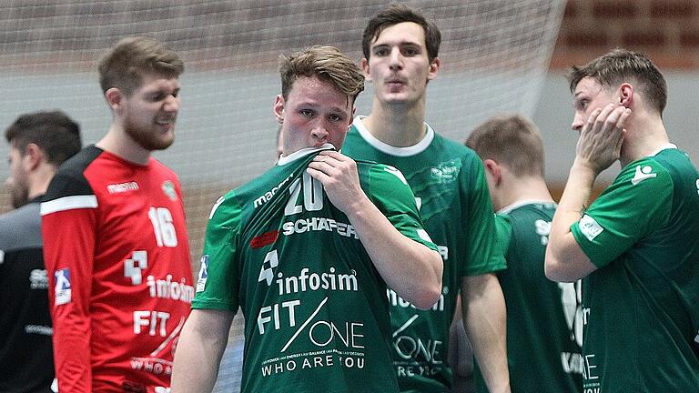 DKB 2. Handball-Bundesliga, DJK Rimpar Wölfe - TV Emsdetten - Lange Gesichter bei den Rimparer Spielern nach dem Abpfiff: (von links) Andreas Wieser, Lukas Siegler, Philipp Meyer und Patrick Schmidt. DKB 2. Handball-Bundesliga, DJK Rimpar Wölfe - TV Emsdetten - Lange Gesichter bei den Rimparer Spielern nach dem Abpfiff: (von links) Andreas Wieser, Lukas Siegler, Philipp Meyer und Patrick Schmidt.