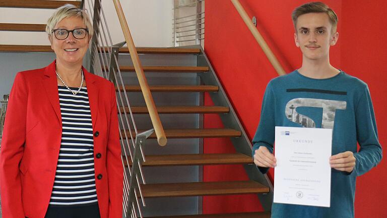 Geschäftsführerin Anne Feulner gratuliert zum 3. Kammersieger.