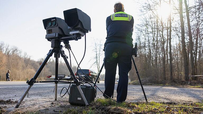 Am 21. April wird auf Bayerns Straßen wieder verstärkt geblitzt. Das Foto entstand beim Blitzermarathon 2022. Am 21. April wird auf Bayerns Straßen wieder verstärkt geblitzt. Das Foto entstand beim Blitzermarathon 2022.