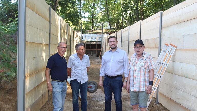 Zum Bürgerschießen an der Wiesentheider Kirchweih musste extra ein Zaun an der Schießanlage gebaut werden. Bürgermeister Klaus Köhler (2. von rechts) und die Bürgeroffiziere Klaus Schneider, Günter Möderl und Oskar Freund ( von links) begutachteten das Werk dieser Tage. Zum Bürgerschießen an der Wiesentheider Kirchweih musste extra ein Zaun an der Schießanlage gebaut werden. Bürgermeister Klaus Köhler (2. von rechts) und die Bürgeroffiziere Klaus Schneider, Günter Möderl und Oskar Freund ( von links) begutachteten das Werk dieser Tage.