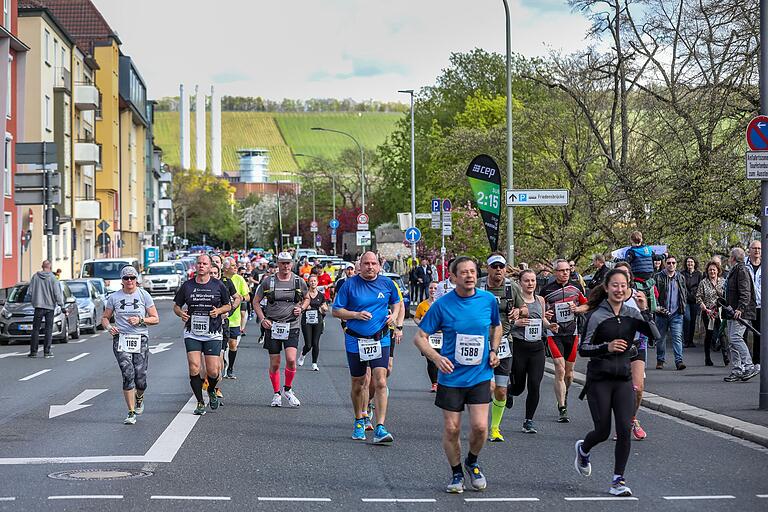 Zahlreiche Läufer nehmen jedes Jahr am WVV Marathon Würzburg durch die Würzburger Innenstadt teil. Die Strecke ist dabei oft dicht gesäumt mit Zuschauern. Zahlreiche Läufer nehmen jedes Jahr am WVV Marathon Würzburg durch die Würzburger Innenstadt teil. Die Strecke ist dabei oft dicht gesäumt mit Zuschauern.
