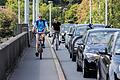 Da es auf der Löwenbrücke kein Fahrradweg gibt, sind die meisten Fahrradfahrer gezwungen auf dem Gehweg zu fahren oder dicht an den Autos.